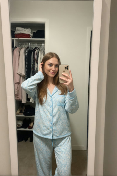 Mirror Selfie - V1